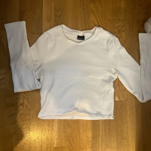 vit magtröja från Gina❤️ - Den är långärmad vit o har inga skador🥰köpt för 249
