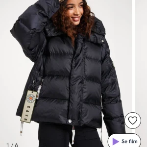 Svart pufferjacka från caya - Säljer en snygg svart pufferjacka från caya. Den är i xs men passar som en s den har en liten skada på ena armen skickar bilder privat ny pris 5500