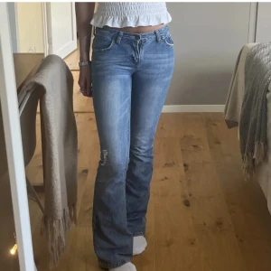 Lågmidjade bootcut jeans  - Säljer dessa lågmidjade bootcut jeans med slitning köpta från plick💗 innerbenslängd är 85cm och midjemåttet är 35cm skriv vid frågor och bilderna är från förra ägaren💗 