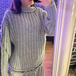 Stickad tröja - Bra skick, sann i storleken.