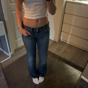 Insydda jeans💓 - Jag har sytt dem på varje sida av midjan och sedan satt ett snöre då dem är för stora på mig. Då jag inte använder dem längre så säljer jag dem. Man kan sortera upp sömmarna och ta bort snöret och så önskas. Bra skick. Snygg detalj på fickorna💓