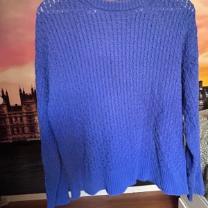 Blå stickad tröja - Säljer denna väl använda stickade tröjan från Cubus i storlek M. Använda ej längre. 