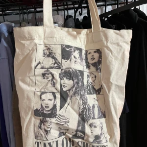 Taylor swift vip tote bag - Officel tote bag från VIP boxen från eras tour Smutsig på insidan men bra skick annars Pris kan diskuteras  Kan mötas i stockholm