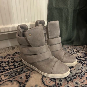 Snygga trendiga skor - Super snygga isabel marant liknande skor med kilklack❣️använda fåtal gånger