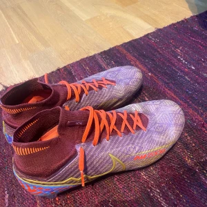Nike Mercurial Mbappe limited edition - 7/10 skcik men funkar mycket bra inget har gått sönder förutom en grej som visas på bilderna, nytt pris 3100