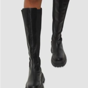 Boots - Höga knee boots från Nelly. Sparsamt använda 