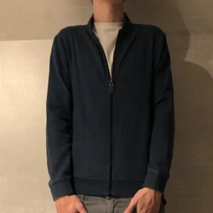 Dressman Zip - Dressman Zip Hoodie - Pris: 429kr - Storlek: S - Perfekt skick utan defekter 10/10 - Hör av er för mer information!