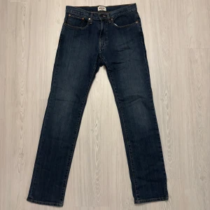 Mörkblå jeans från Grant - Säljer ett par mörkblå jeans från Grant i regular fit. De har en klassisk femficksdesign och är perfekta för vardagsbruk. Jeansen är i bra skick och passar till både avslappnade och mer uppklädda tillfällen. Perfekt för höst och vår!