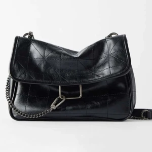 Väska  - Snygg svart väska i bra skick, förutom en liten slitning i tyget vid knäppet. Syns inte när väskan är stängd😊