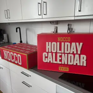 Säljer en Nocco Holiday Calendar, perfekt för att räkna ner till julen med 24 burkar av olika smaker. Den är röd och vit med stor text på framsidan. Limited edition, så passa på att få tag i den innan den tar slut! 🎅🎄Helt slut överallt !