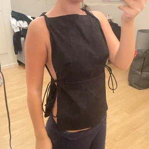 Weekday topp - säljer denna topp som man knyter på sidorna, jätte najs och helt ny