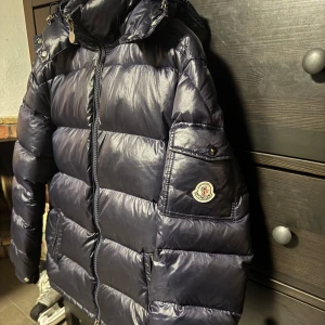 Moncler Maya Giubbotto Jack  - Hej! Säljer nu en Moncler Maya jacka till en hyfsat billig peng. Jackan är använd men i gott skick.Anledning till priset är att den är vinröd på insidan som inte alla gillar men asfet enligt mig. Pris ej hugget. Skall vara äkta! Kontakta för mer 📸