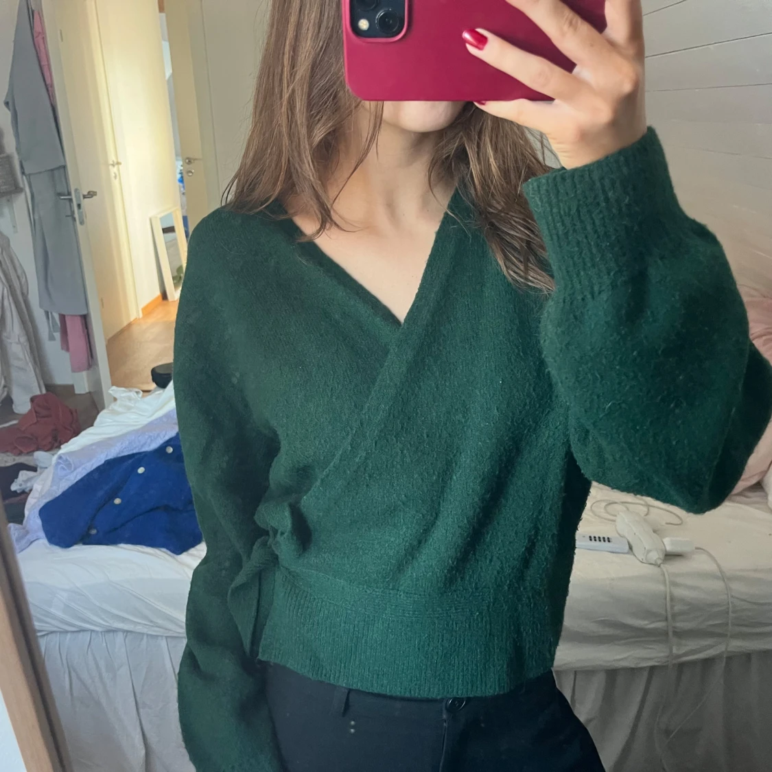 Mörkgrön omlottstickad tröja