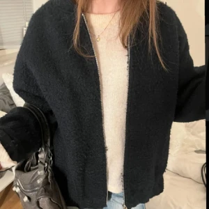 Zara bomberjacka  - säljer denna as coola jackan från zara, den jag säljer är svart och inte marinblå💕💕skriv för fler bilder