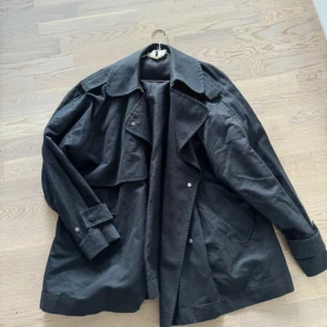 Kort Trenchcoat från Arket  - Fint skick! Inga större tecken på användning! 🖤 Nypris 1890kr 