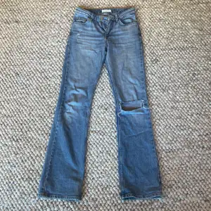 Säljer ett par blå jeans från Gina Tricot i storlek 32. De är bootcut byxor som är i helt okej skick. Original pris är 500kr🫶🏼