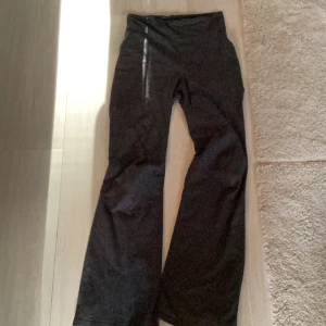 Yoga pants - Säljer dessa mörkgrå yogapants från HM! Är i perfekt skick och är jättesköna. Jag är 163 och de är bra längd, men om du är lite längre kan du passa också🤗