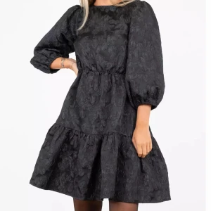 NeoNoir Klänning  - Säljer denna superfina Neo Noir klänning som tyvärr aldrig kommit till användning 🤍🤍 köpt för 600kr och helt oanvänd ✨✨ perfekt för nyår