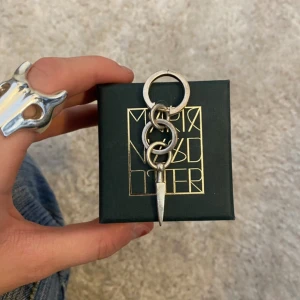 Maria Nilsdotter örhänge  - Snyggt och unikt örhänge från Maria Nilsdotter. cool kedjedesign och spetsig hängande detalj. Passar både till vardags och fest! Nypris 2800❤️
