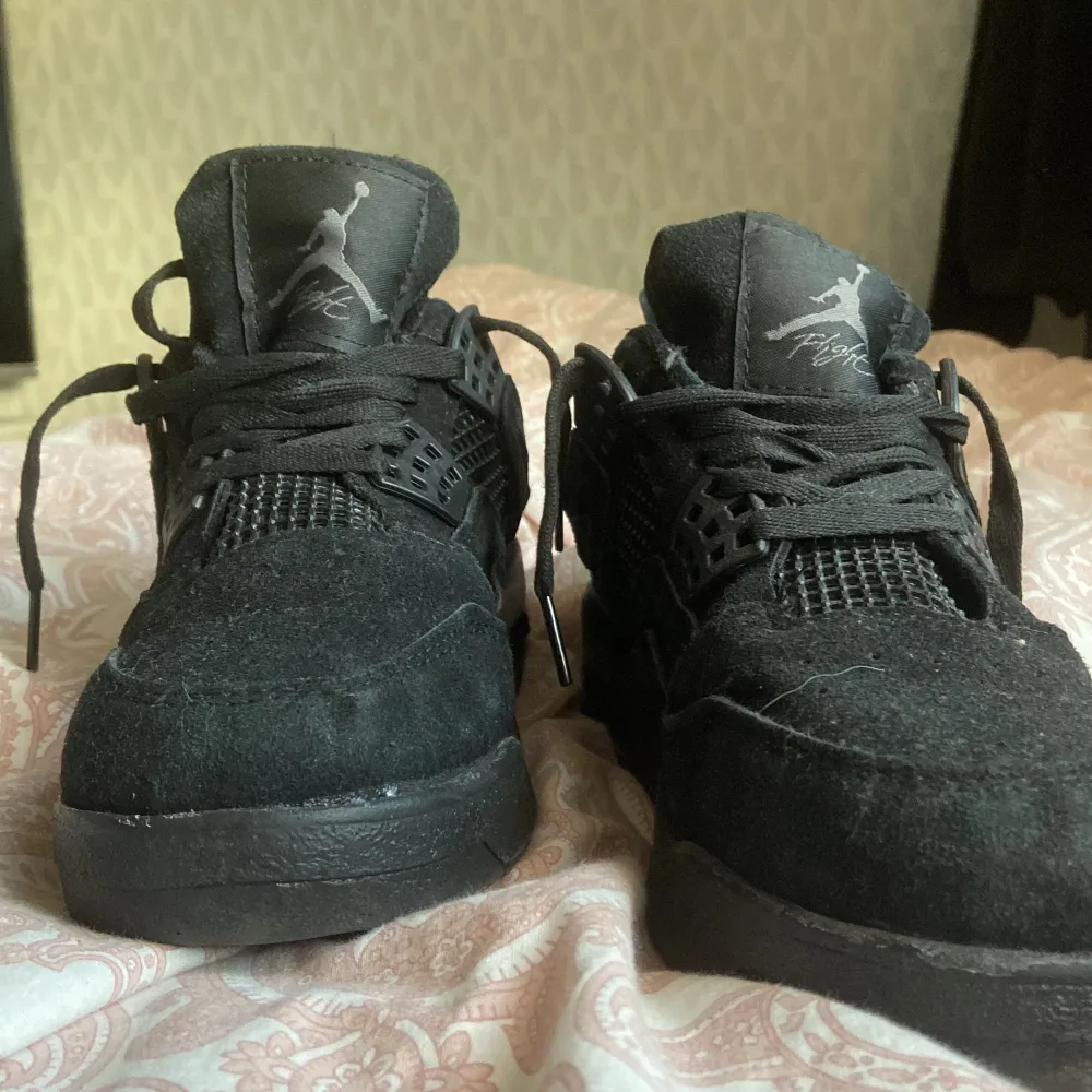 Hej jag säljer nu mina jordans 4 black cat för jag tyckte att dom blev för små. Dom är i ett bra skick och funkar bra, dom är bekväma och gå i.. Skor.