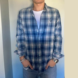 RALPH LAUREN - Skjorta - Storlek S (passar även M) - Skick: 9/10 - Nypris: ca 1800 Vårt pris 449 - Modellen är 178