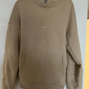 Beige hoodie från Ciszere - Säljer en snygg beige hoodie från Ciszere i storlek S. Den är i mycket bra skick och har en klassisk känguruficka framtill. Perfekt för höst och vår, med en skön och avslappnad passform.