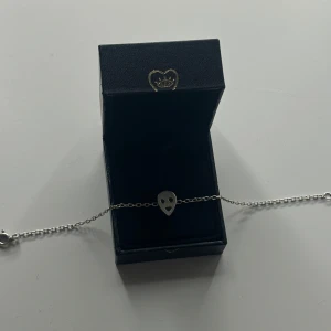 Maria Nilsdotter armband Alien - Snyggt silverarmband med Alien från Maria Nilsdotter, limited så går ej att köpa längre. Box ingår ej tyvärr 💕Armbandet är gjort av 925 sterling silver och har aldrig använt den , säljer då jag ska byta till guld🥰