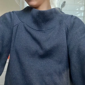 Cool tröja - Cool stickad tröja med kortare ärmar och cool hals💜