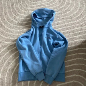 Blå peak tröja  - Använd ett fåtal gånger. Storlek XL men sitter mer som en M/S. 