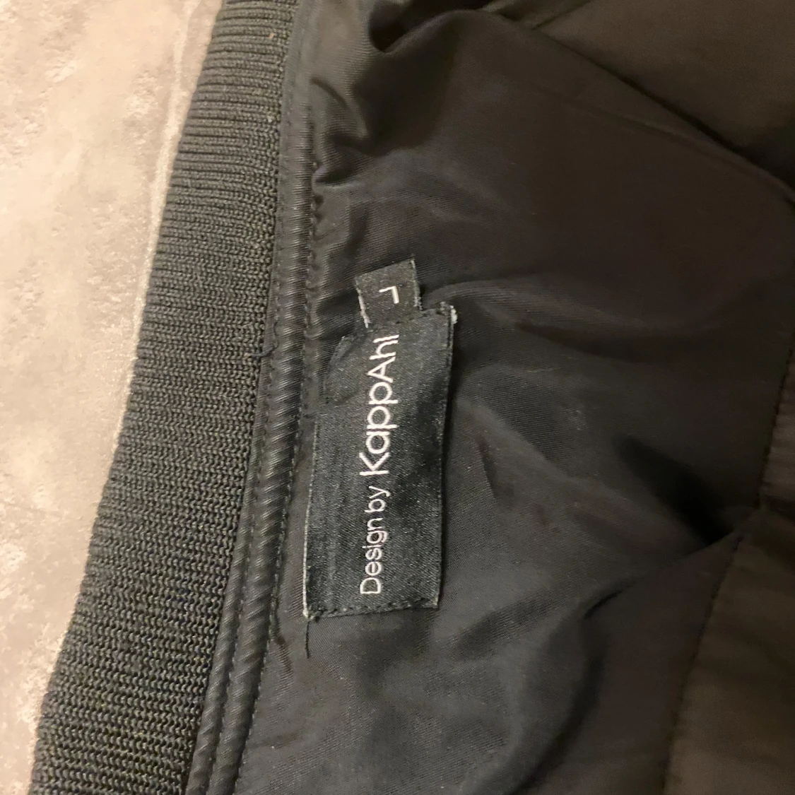 Svart bomberjacka från KappAhl - 90