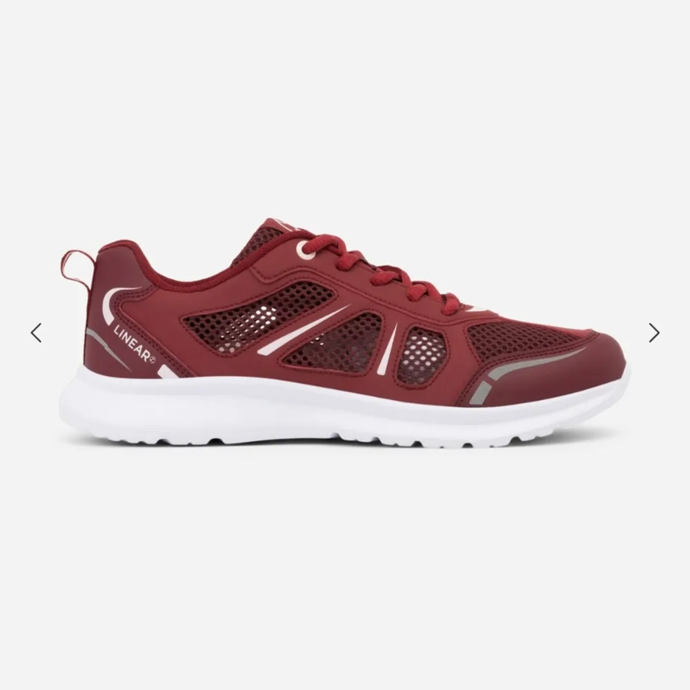 Sportiga mörkröda sneakers från Linear. Luftiga och härliga med nät så att fötterna kan andas och lätt vikt. Endast provade på en promenad ute på torr mark. Väldigt fint skick, nästan som nya! Ursprungligt pris 480kr. (lånade bilder från din sko). Kengät.