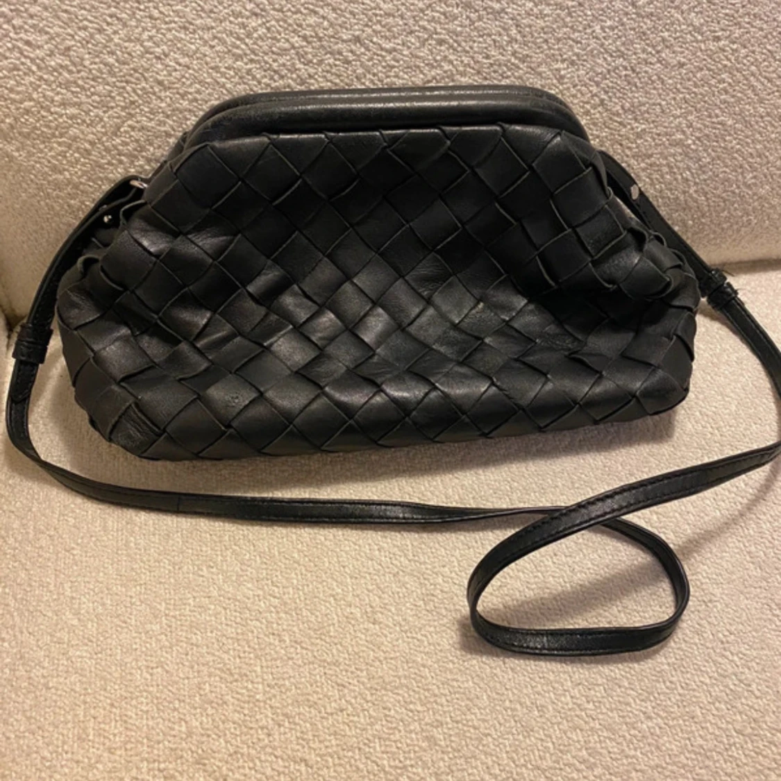 Svart flätad axelväska🤍 - 90