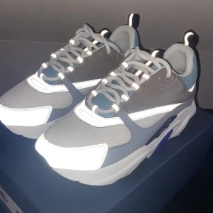 Dior B22 Grey Blue - Säljer mina Dior b22 sneakers i den populära grey blue färgen. Skorna är prövade inomhus och aldrig använda utomhus. Säljer de på grund av att jag inte hade så stor användning av de. priset kan diskuteras vid snabb affär o kvitto finns. Tveka inte på att skicka ett dm vid frågor eller liknande🤝