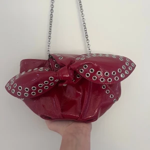 Väska med nitar - Så cool röd väska med nitar, finns kedja till, innerficka med dragkedja, helt oanvänd. Nypris 400kr❤️