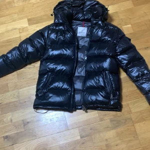  Moncler maya - Säljer min jacka då jag växt ur den, mycket bra skick storlek M passar S. Äkta
