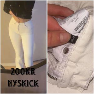 Vita jeans från Dr Denim - Säljer ett par vita jeans från Dr Denim i nyskick. De är högmidjade och har en snygg straight passform. Perfekta för både vardag och fest! 🕺