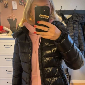 lager 157 jacka  - Helt ny använd en dag! 🤍Säljer då den var för kort och för liten för mig!! 