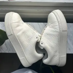 Vita doja sneakers från Eytys i mycket bra skick. Använda försiktigt. Nypris: 2000kr. Storlek: 36. Förekommer mindre missfärgningar, man ser de på bilderna. De kommer med originalkartong.💞Skriv vid frågor.