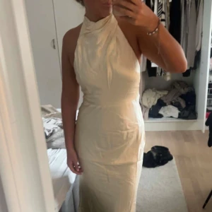 Ljusgul klänning från meshki  - Ljusgul klänning från meshki som är helt oanvänd med prislappen kvar. Säljer pga att jag hittat en annan balklänning !🥰