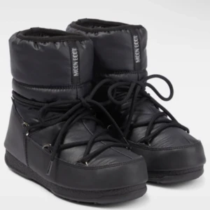 Svarta Moon Boots - Säljer ett par svarta Moon Boots i mycket bra skick. De är perfekta för vintern med sitt varma och vadderade material. Skorna har snörning och en robust sula som ger bra grepp på snöiga underlag. Perfekta för kalla dagar! Tror de heter moon boot low nylon wp 2. Svarta i storlek 40.  Köpta från en annan på Vinted. Då hade de använts två gånger. Jag har använt de en gång med de är för små för mig tyvärr. Skorna har med en extra sula som är lite varmare. Men är överlag en perfekt vintersko!!