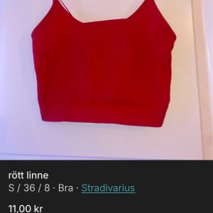 Rött linne från Stradivarius - Säljer ett snyggt rött linne från Stradivarius i storlek S. Linnet har en enkel och stilren design med smala axelband. Perfekt för sommardagar eller som ett lager under en jacka. Använt men i bra skick.