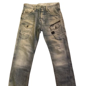 Gstar jeans - Size 29, Lenght 32. Sitter som straight leg och snygg wash, 6 fickor 