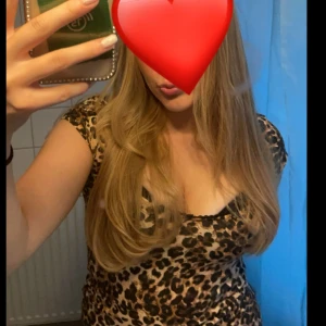 Nelly leopard topp - Säljer min trendiga topp från Nelly i storlek S! Den är knappt använd och har inga tecken på användning. Ursprungspris: 199kr