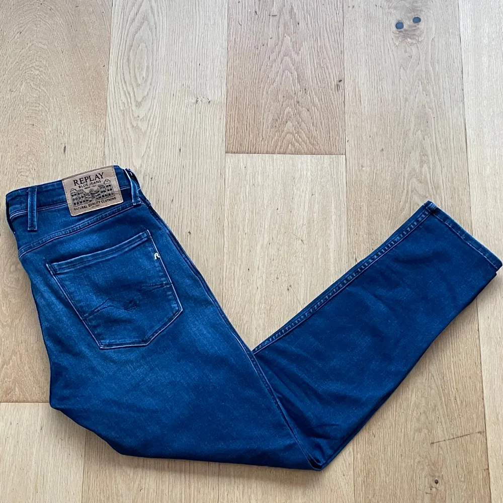 Säljer dessa mörkblåa jeans från Replay i modellen Anbass (strl W31 | L30). Endast använda någon enstaka gång så i mycket fint skick med andra ord! (Nypris 1299:-). Farkut & Housut.