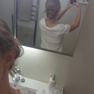 Vit blus - Söt blus med mönster, bra skick, perfekt till skolan eller sommaren💞