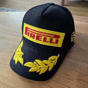 Pirelli F1 keps - Pirelli F1 150 years jubileum keps Använd 1 gång Köpt på Hatstore.se