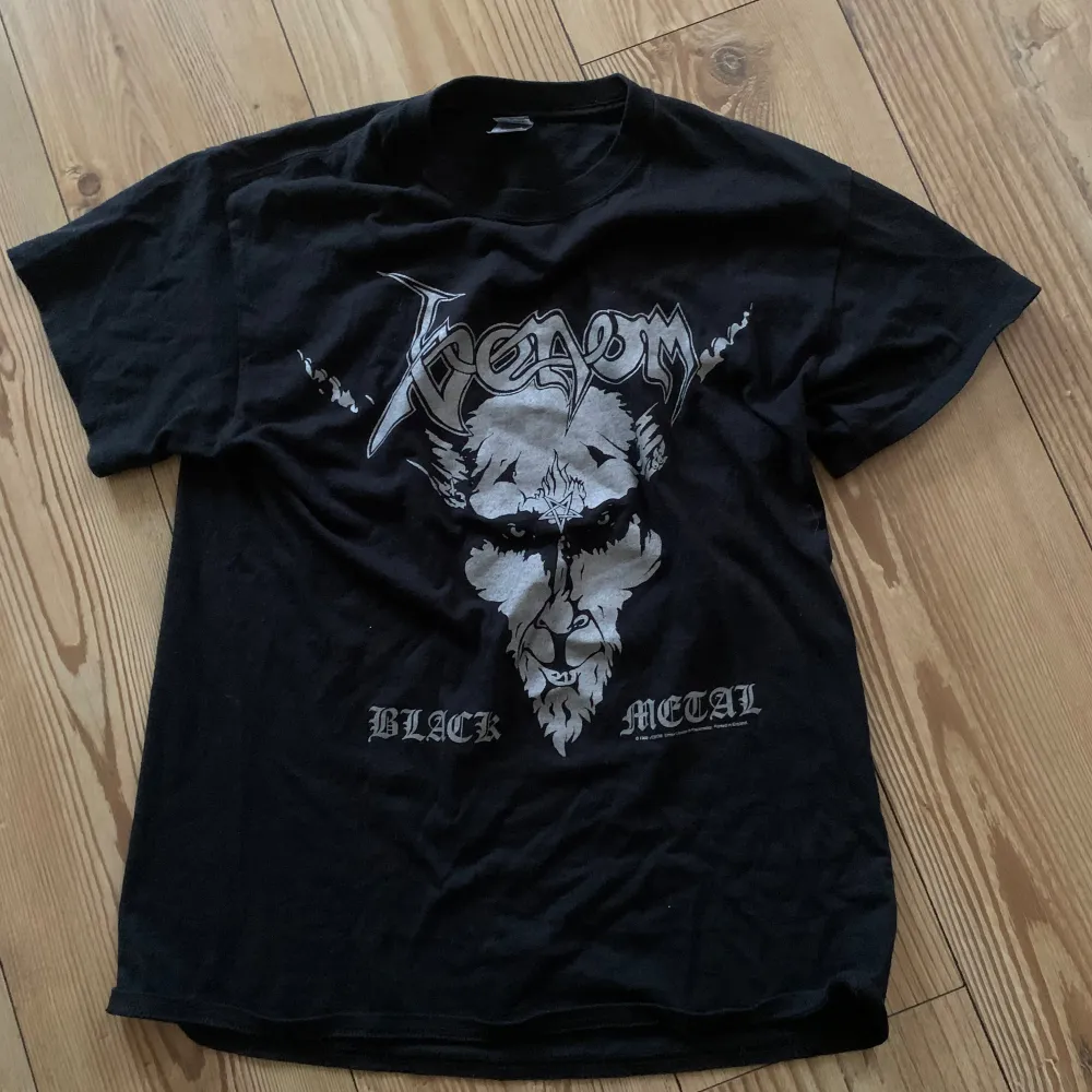 En venom t shirt ja inte använder längre i väldigt bra skick. . T-shirts.