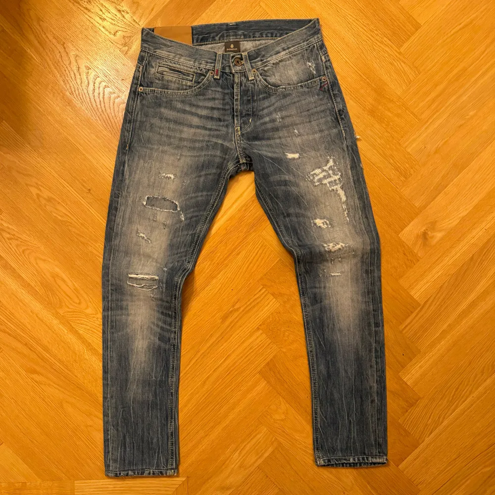 Tvärfeta blåa Dondup George Jeans  9.5/10 skick Mått: 93cm långa, 37cm midja (sida till sida). Jeans & Byxor.