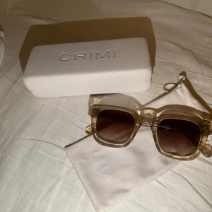CHIMI solglasögon  - Säljer mina chimis i 04 Ecru. Väldigt bra skick!! Använd ex antal gånger 