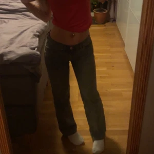 Grå jeans från Abrand - Säljer ett par snygga grå jeans från Avrand i bra skick. De är lågmidiade och har en straight passform som ger en klassisk look. Perfekta för både vardag och fest! 🖤